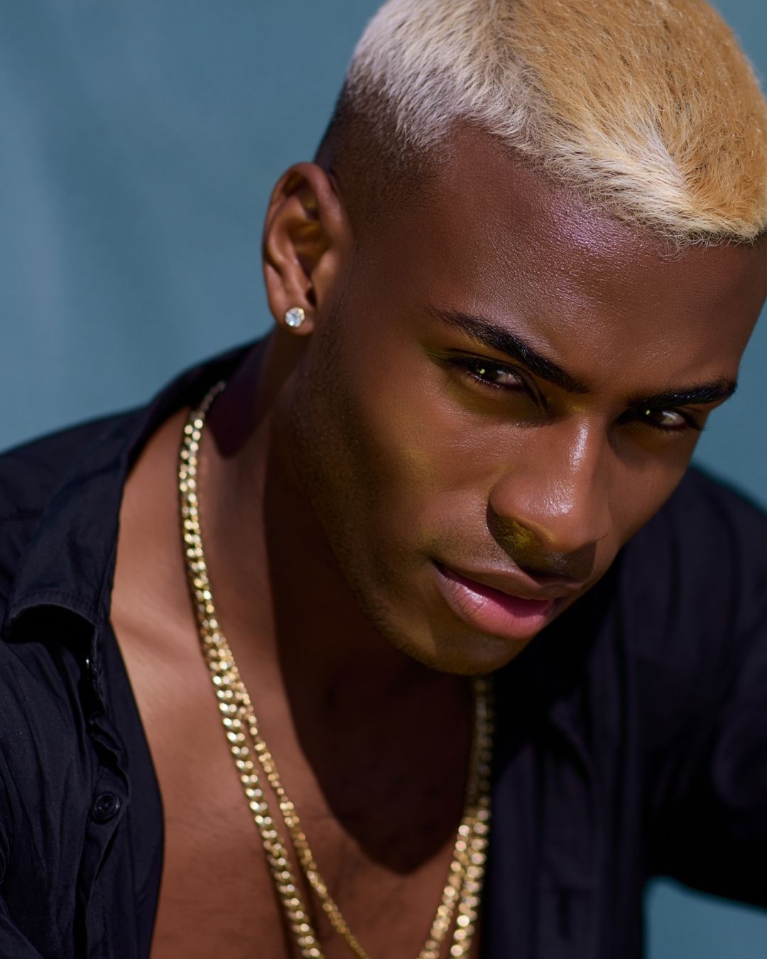 Yanis — avatar IA masculin EXIAA