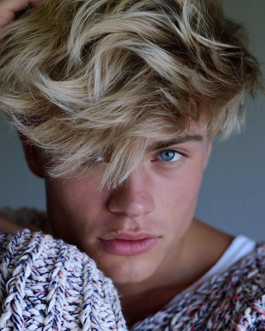 Léon — avatar IA masculin EXIAA